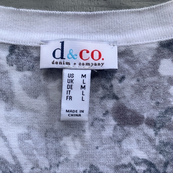 Short Sleeve V-neck Button Up Top by D & Co.  Size Medium. - Picture 7 of 8
